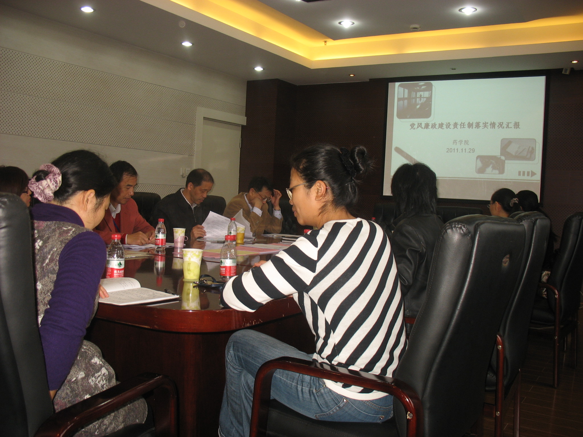 强制高潮领导向党风廉政建设领导小组汇报工作