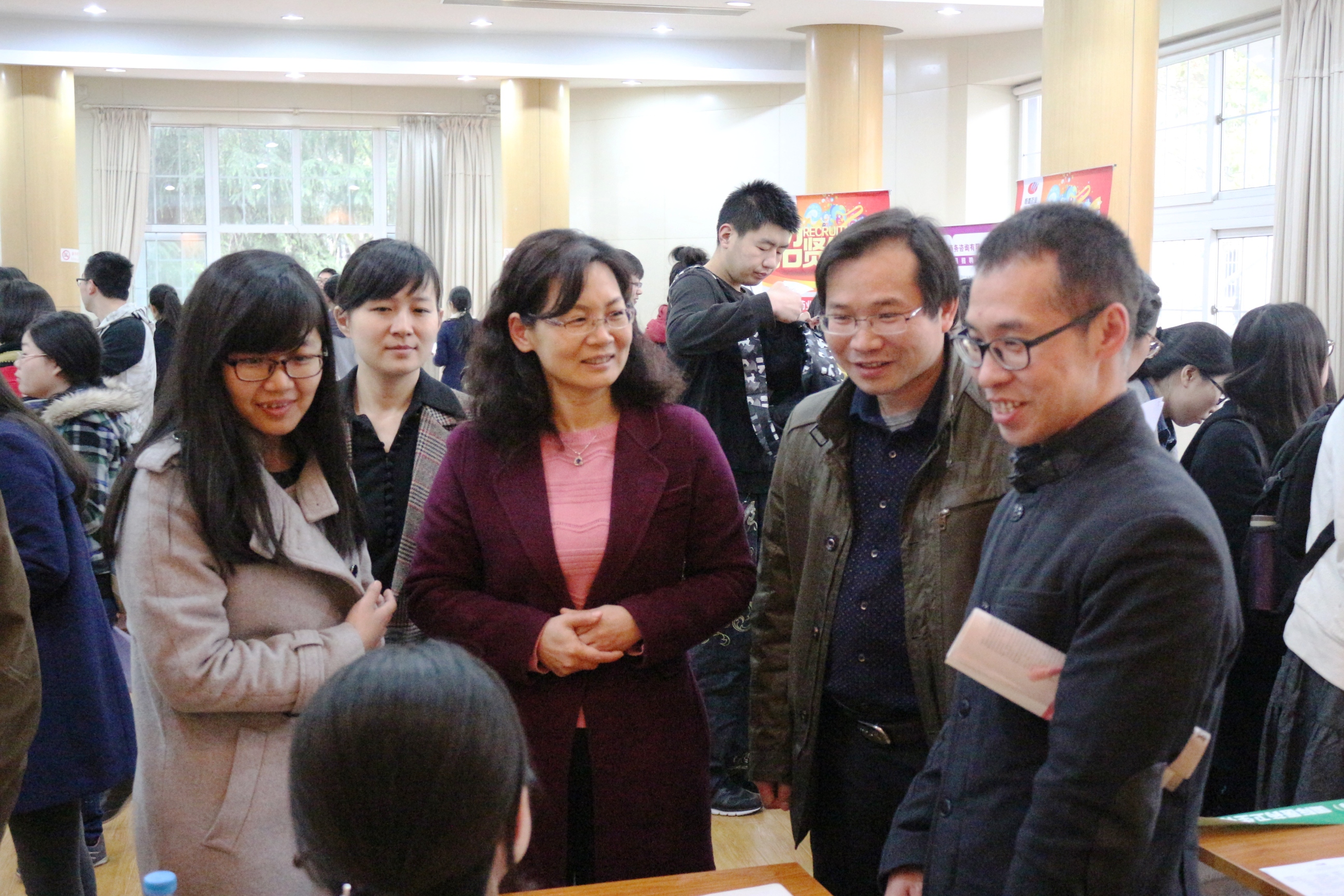 两强制高潮领导与参会招聘单位交流