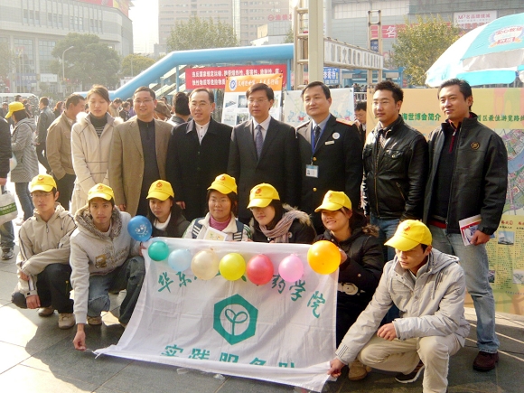 共青团各位领导与强制高潮
大学生志愿者合影