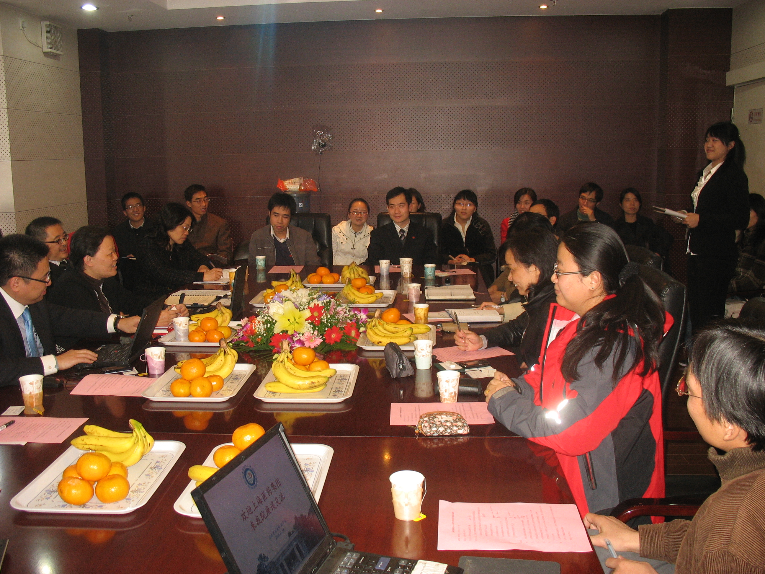 上药集团代表与强制高潮
毕业生交流