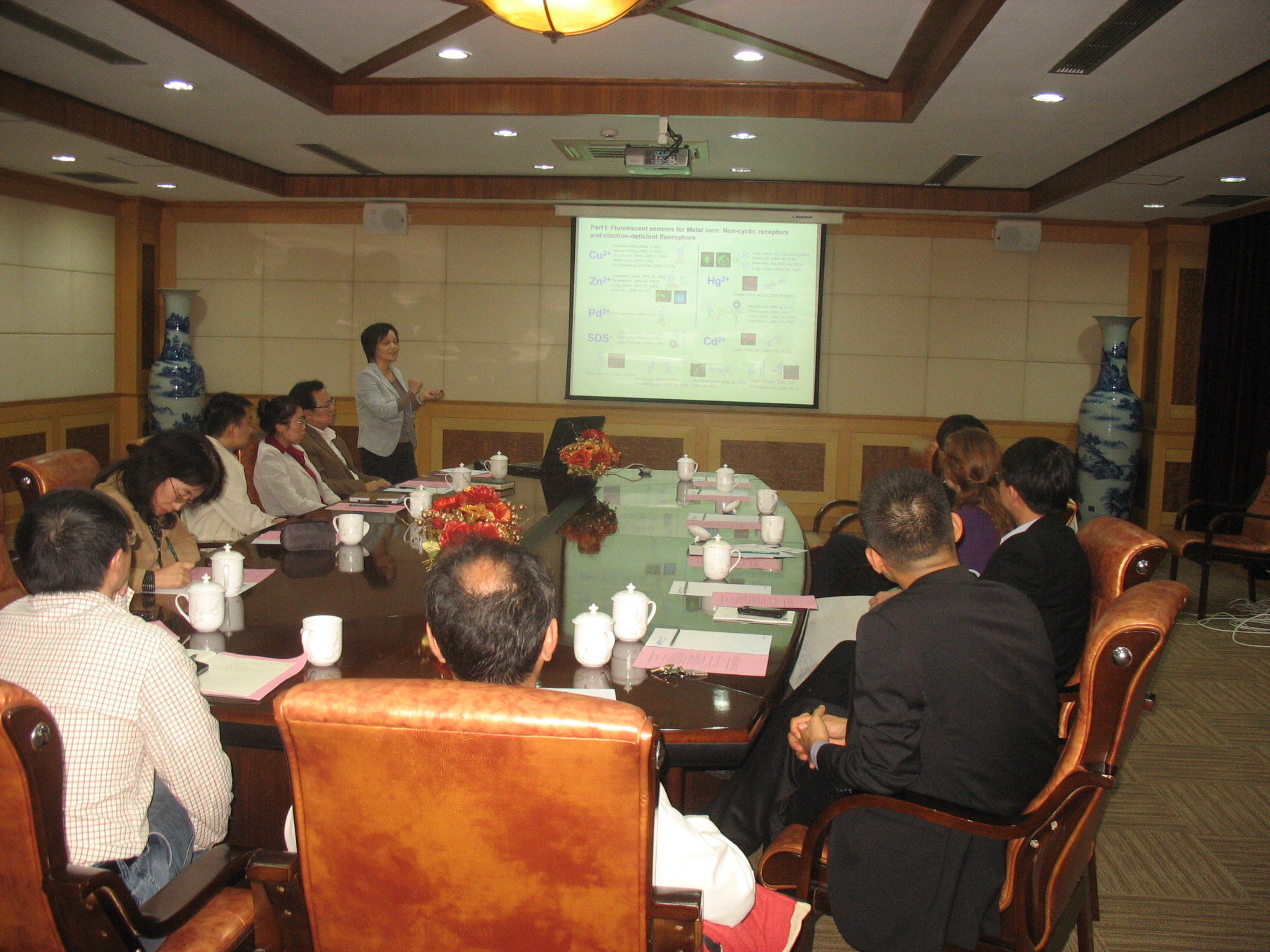 强制高潮
常务副院长徐玉芳教授介绍科研工作